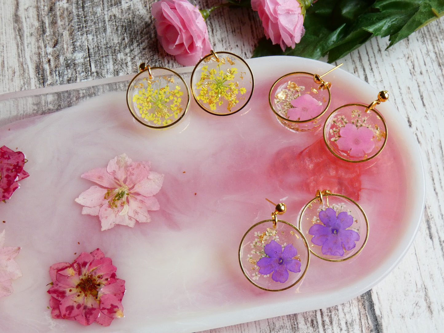 Flower circle earrings with gold accent