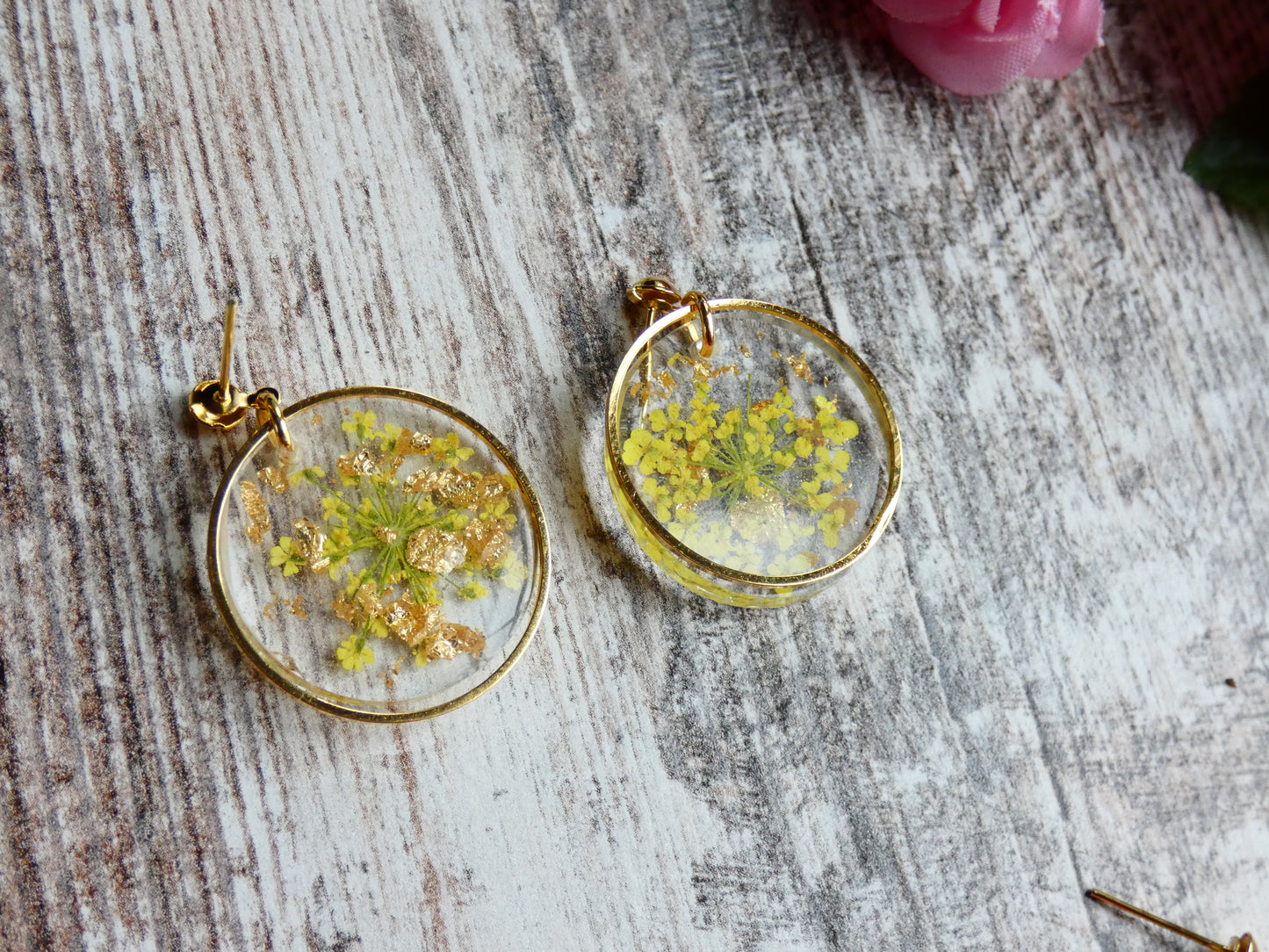 Flower circle earrings with gold accent
