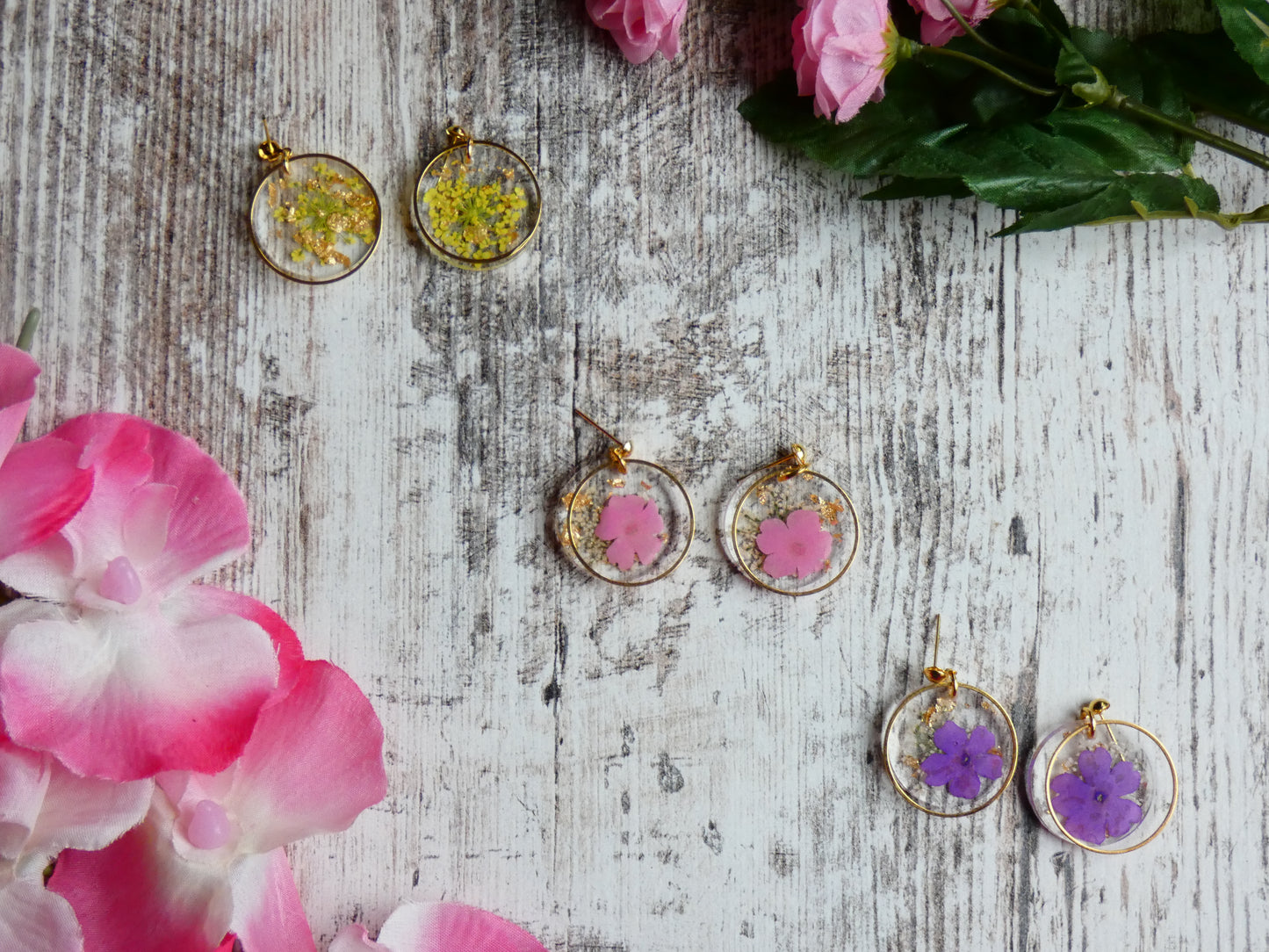 Flower circle earrings with gold accent